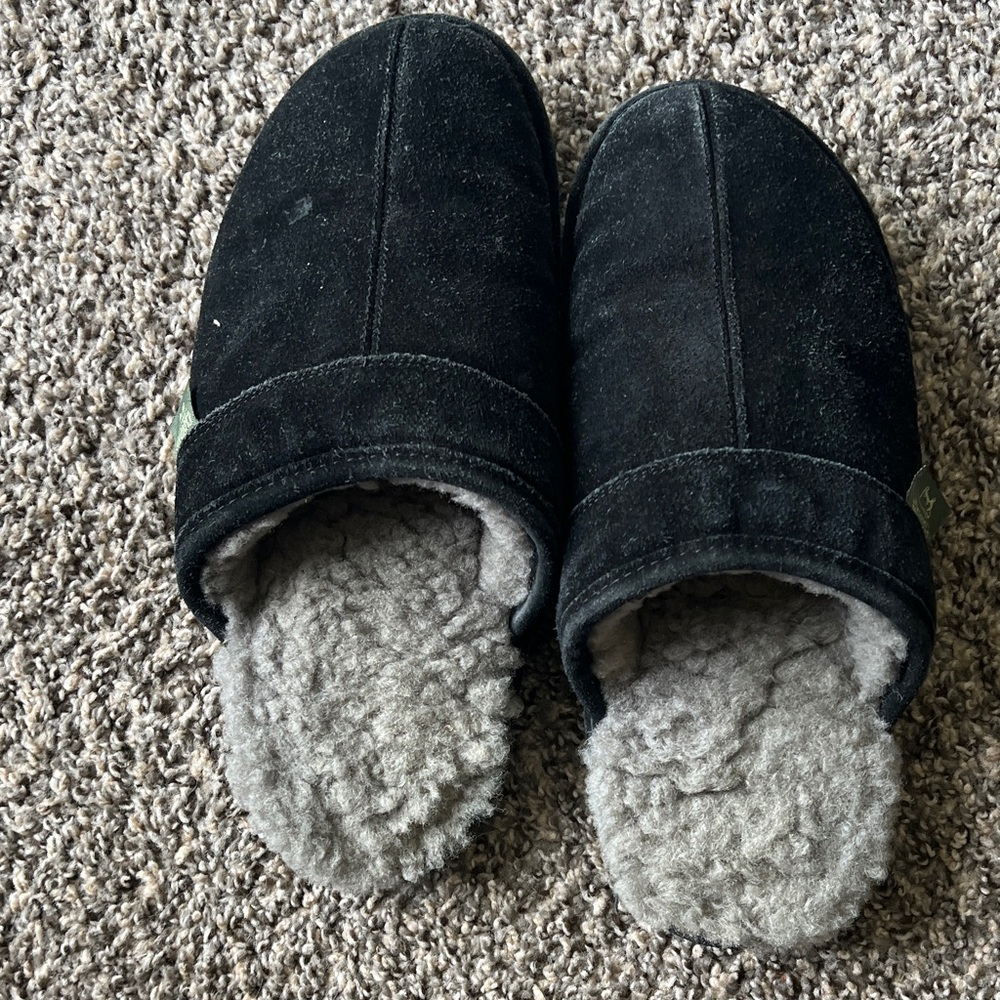 Cloud Nine sheep skin Men’s Black Slip-On Shearling-Lined Slippers